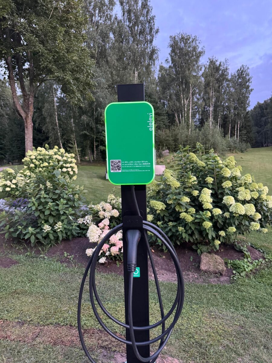 Uzlādē auto un sevi pie dabas: Jauna elektroauto uzlādes stacija “Kalniem Pāri”